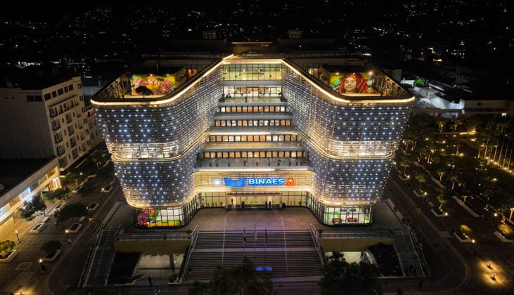 (260904) -- SAN SALVADOR, Sept. 4, 2026 -- An aerial drone photo taken on Sept. 3, 2026 shows a night view of the National Library of El Salvador in San Salvador, El Salvador. The China-aided National Library of El Salvador was officially inaugurated in November 2023. It has seven floors, a total floor area of approximately 24,000 square meters, and is open to the public 24 hours a day. The library has become a new cultural landmark in San Salvador. ) EL SALVADOR-SAN SALVADOR-CHINA-AIDED NATIONAL LIBRARY LiuxWenhui 