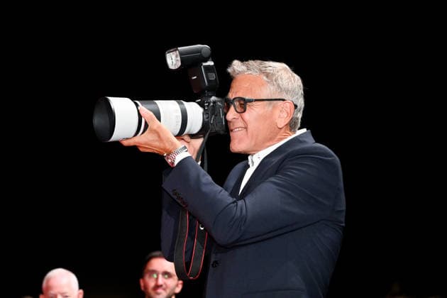 Entertainment Bilder des Tages September 4, 2026, Venice, Rome, Italy: George Clooney takes a photographer s camera during the red carpet of the film Furies , 83rd Venice International Film Festival, Venice, 04 09 2026 Venice Italy  - ZUMAa289 20260904_zia_a289_455 Copyright: xMariaxLauraxAntonellix xAgfx