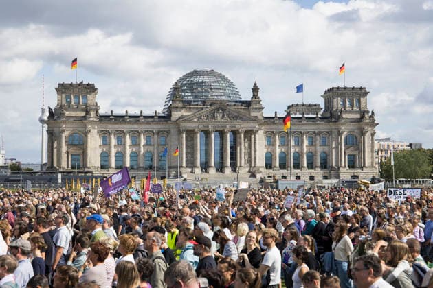 Health Care, Not Austerity Rally in Front of the Reichstag Building, Berlin, September 5, 2026: Participants in the Health, Not Austerity Madness demonstration against budget cuts in the healthcare system at Platz der Republik, between the Federal Chancellery and the Reichst Copyright: xBenxKriemanx