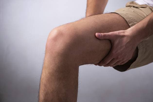 Der junge Mann leidet unter Beinschmerzen The young man is suffering from leg pain Copyright: imageBROKER ElnurxAmikishiyev ibxiqx18374615.jpg ,model released, Symbolfoto ,property released