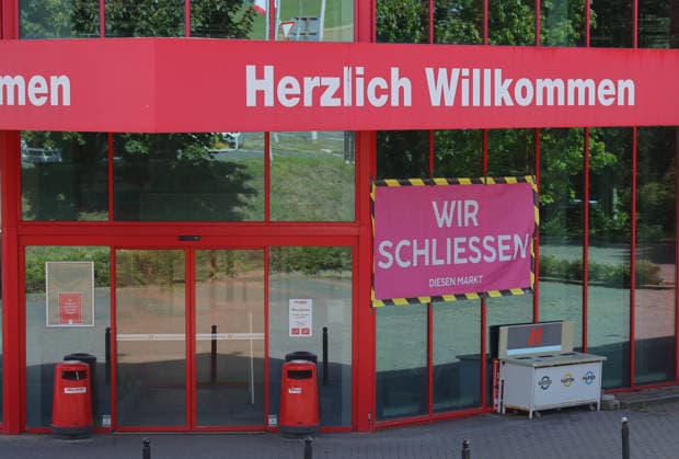September 6, 2026, Germany, North Rhine-Westphalia, Economy, Business, Bankruptcy, A banner reading WE ARE CLOSING in front of a Hellweg home improvement store, which will soon close permanently due to bankruptcy, closure, Germany Copyright: xD.xKerlekin SnowfieldxPhotographyx SF060926HellwegD3