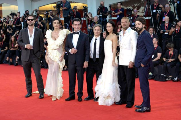 Manuel Garcia Rulfo, Jorge Salinas, Debora Nascimento, Gael Garcia Bernal, Esmeralda Pimentel, Ricky Martin, and Diego Luna at the Hombre al agua photocall on the red carpet at the premiere of the film *The Echo Chamber* at the 2023 Venice Biennale—the 83rd Venice International Film Festival—at the Palazzo del Cinema in Venice, September 6, 2026 Foto:xA.xM.xTinghinox xFuturexImagex chamber_6793