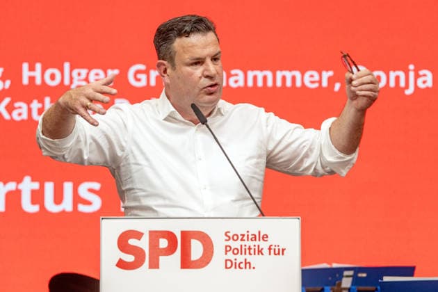 Hubertus Heil, SPD, former Minister of Labor, Member of the Bundestag, at the SPD’s traditional political morning beer gathering at the Gillamoos folk festival in Abensberg, September 7, 2026, Germany, Abensberg, September 7, 2026, Hubertus Heil, SPD, former Minister of Labor, Member of the Bundestag (MdB), speech at the SPD’s traditional political morning beer gatheri