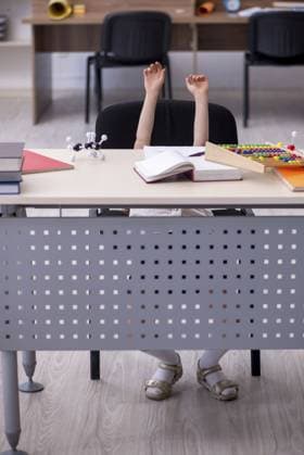 Kleines Mädchen bereitet sich zu Hause auf Prüfungen vor Little girl preparing for exams at home Copyright: imageBROKER ElnurxAmikishiyev ibxiqx18419796.jpg ,model released, Symbolfoto ,property released