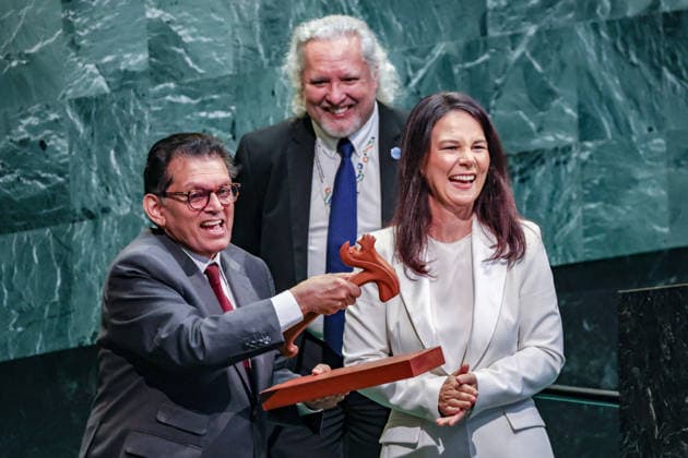News Bilder des Tages #2 September 8, 2026, New York, New York, United States: ANNALENA BAERBOCK, President of the 80th session of the UN General Assembly, hands the General Assembly gavel to KHALILUR RAHMAN, incoming President of the 81st session, during the closing plenary meeting of UNGA80 at UN Headquarters. The handover marks the transition of the General Assembly presidency from its 80th to 81st session. New York United States - ZUMAo116 20260908_znp_o116_043 Copyright: xBiancaxOterox
