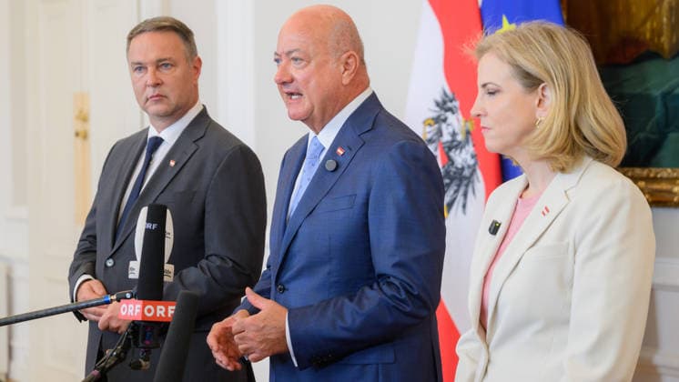 photonews in Vienna, September 9, 2026 Doorstep interviews ahead of the Council of Ministers at the Federal Chancellery PHOTO Vice Chancellor Andreas Babler (SPÖ), Federal Chancellor Christian Stocker (ÖVP), and Foreign Minister Beate Meinl Reisinger (NEOS) Doorstep interviews ahead of the Council of Ministers, Government, Domestic Policy Doorsteps ahead of the Council of Ministers