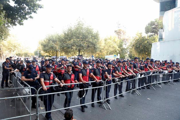 Proteste in front of the Albanian Parliament in Tirana, Albania. Police officers stand behind a metal fence as they secure the area during a demonstration near the Albanian Parliament in Tirana, on September 8, 2026, against the government, following months of protests against a planned luxury tourism complex project in the protected area of Narta Lagoon in the city of Vlore, backed by a company linked to US President Donald Trump s son-in-law, Jared Kushner, and his wife, Ivanka Trump. Light Studio Agency Malton Dibra Tirana Albania Copyright: xLightxStudioxAgencyx xMaltonxDibrax