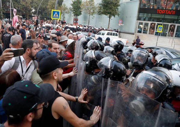 Proteste in front of the Albanian Parliament in Tirana, Albania. Protesters face police officers during a demonstration near the Albanian Parliament in Tirana, on September 8, 2026, against the government, following months of protests against a planned luxury tourism complex project in the protected area of Narta Lagoon in the city of Vlore, backed by a company linked to US President Donald Trump s son-in-law, Jared Kushner, and his wife, Ivanka Trump. Light Studio Agency Malton Dibra Tirana Albania Copyright: xLightxStudioxAgencyx xMaltonxDibrax