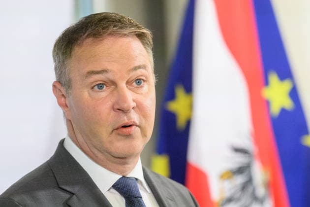 photonews.at - Wien, 10.09.2026. Beim ORF-Zukunftsforum geht es um die künftige Rolle des öffentlich-rechtlichen Rundfunks in Österreich. An zwei Tagen diskutieren Vertreter aus Politik, Medien, Wissenschaft sowie aus Kunst, Kultur und Sport über zentrale Fragen zur Zukunft des ORF. Im Rahmen des Forums geht es unter anderem um den öffentlich-rechtlichen Auftrag, Jugend und Medienkompetenz, Digitalisierung, Plattformen und Künstliche Intelligenz sowie um Strukturen, Governance und den Medienstandort Österreich PHOTO: Vizekanzler und Medienminister Andreas Babler (SPÖ) bei doorstep vor Beginn der Veranstaltung The ORF Future Forum focuses on the future of public-service broadcasting in Austria. Over two days, representatives from polit 