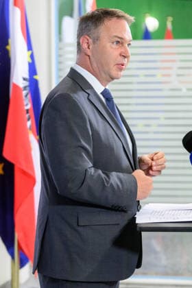 photonews.at - Wien, 10.09.2026. Beim ORF-Zukunftsforum geht es um die künftige Rolle des öffentlich-rechtlichen Rundfunks in Österreich. An zwei Tagen diskutieren Vertreter aus Politik, Medien, Wissenschaft sowie aus Kunst, Kultur und Sport über zentrale Fragen zur Zukunft des ORF. Im Rahmen des Forums geht es unter anderem um den öffentlich-rechtlichen Auftrag, Jugend und Medienkompetenz, Digitalisierung, Plattformen und Künstliche Intelligenz sowie um Strukturen, Governance und den Medienstandort Österreich PHOTO: Vizekanzler und Medienminister Andreas Babler (SPÖ) bei doorstep vor Beginn der Veranstaltung The ORF Future Forum focuses on the future of public-service broadcasting in Austria. Over two days, representatives from polit 