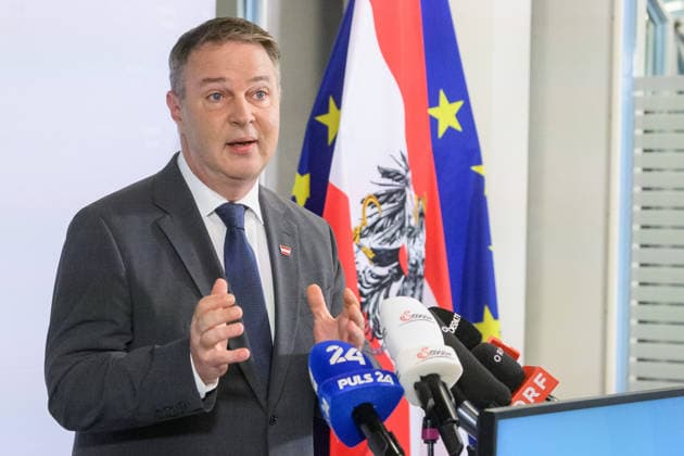 photonews.at - Wien, 10.09.2026. Beim ORF-Zukunftsforum geht es um die künftige Rolle des öffentlich-rechtlichen Rundfunks in Österreich. An zwei Tagen diskutieren Vertreter aus Politik, Medien, Wissenschaft sowie aus Kunst, Kultur und Sport über zentrale Fragen zur Zukunft des ORF. Im Rahmen des Forums geht es unter anderem um den öffentlich-rechtlichen Auftrag, Jugend und Medienkompetenz, Digitalisierung, Plattformen und Künstliche Intelligenz sowie um Strukturen, Governance und den Medienstandort Österreich PHOTO: Vizekanzler und Medienminister Andreas Babler (SPÖ) bei doorstep vor Beginn der Veranstaltung The ORF Future Forum focuses on the future of public-service broadcasting in Austria. Over two days, representatives from polit 