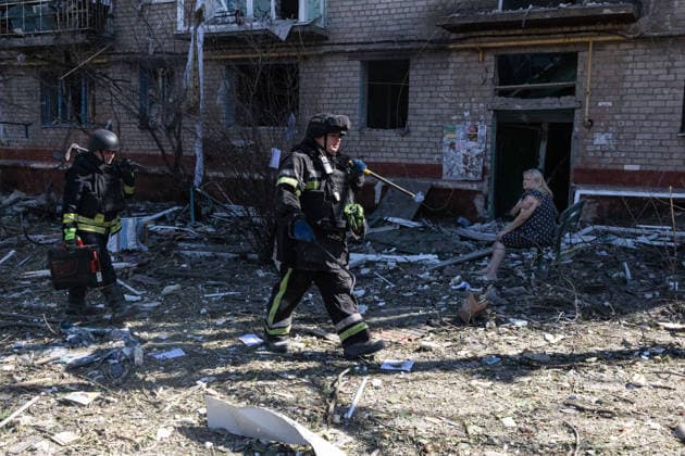 News Bilder des Tages Aftermath of Russian airstrike in Kramatorsk KRAMATORSK, UKRAINE - SEPTEMBER 10: Firefighters work at a damaged residential area following a Russian airstrike in Kramatorsk, Ukraine, on September 10, 2026. Francisco Richart Anadolu Kramatorsk Ukraine. Editorial use only. Please get in touch for any other usage.  Copyright: x2026xAnadoluxFranciscoxRichartx