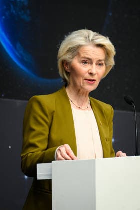 SIE International Space Summit - Paris Ursula von der Leyen, President of the European Commission, delivers a speech during the International Space Summit at Grand Palais in Paris, France on September 10, 2026. Photo by Eric Tschaen Pool ABACAPRESS.COM Paris IDF France  Copyright: xTschaenxEric Pool ABACAx