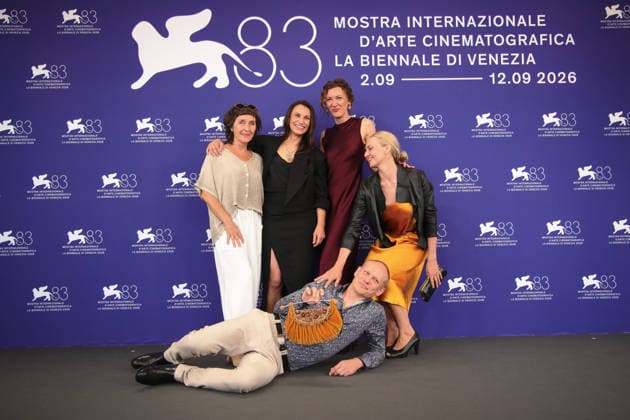 Entertainment Bilder des Tages 83rd Venice International Film Festival in Venice, Italy - 10 Sep 2026. Ewa Paj?k, Monika Sabina Kwiatkowska, Aleksandra Kolan, Martyna Rozwadowska and Robert Mania attend the photocall of the film Cudze Rzeczy (What Belongs to Others) during the 83rd Venice International Film Festival. Venice Italy Copyright: xMarcoxBaradax xSOPAxImagesx MBA_1717