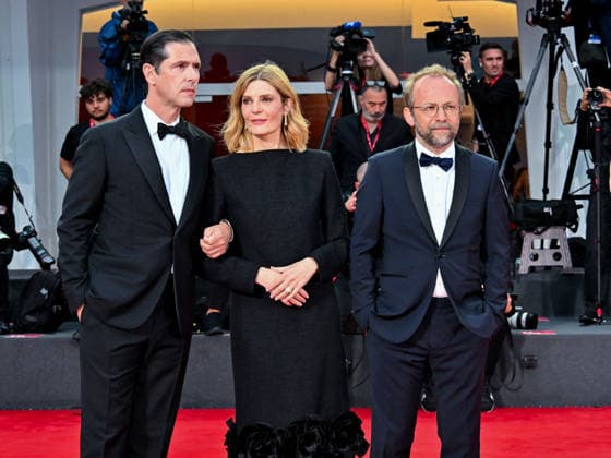 IPA88364968 - Venice, 83rd Venice International Film Festival 2026 - Night 9. Red Carpet for the film *UN PEU AVANT MINUIT* - Pictured: Nicolas Pariser, Chiara Mastroianni, Melvil Poupaud  Copyright: xManuelexMangiarottix xPoolxPhotoxEventsx08x IPA88364968