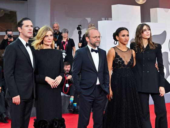 IPA88365945 - Venice, 83rd Venice International Film Festival 2026 - Night 9. Red Carpet for the film *UN PEU AVANT MINUIT* - Pictured: Clara Pacini, LÃ onie Simaga, Nicolas Pariser, Chiara Mastroianni, and Melvil Poupaud  Copyright: xManuelexMangiarottix xPoolxPhotoxEventsx08x IPA88365945