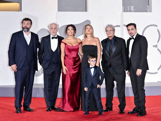 IPA88370419 - Venice, 83rd Venice International Film Festival 2026 - Night 9. Red Carpet for the film *Scherzetto* - Pictured: Leonardo Lidi, Toni Servillo, Serena Rossi, Ippolita Di Majo, Lorenzo Perrotta, Mario Martone, and Gianluca Di Gennaro  Copyright: xSimonexComix xPoolxPhotoxEventsx08x IPA88370419