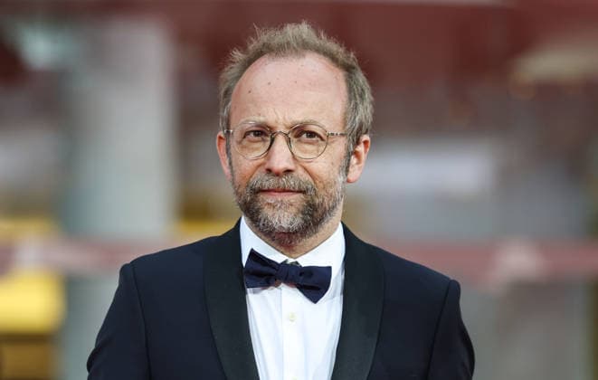 (260910) -- VENICE, Sept. 10, 2026 -- French director Nicolas Pariser of the film One Minute To Midnight poses at the red carpet before the premiere of the film during the 83rd Venice International Film Festival in Venice, Italy, Sept. 10, 2026. ) ITALY-VENICE-FILM FESTIVAL-ONE MINUTE TO MIDNIGHT-PREMIERE WangxKaiyan 