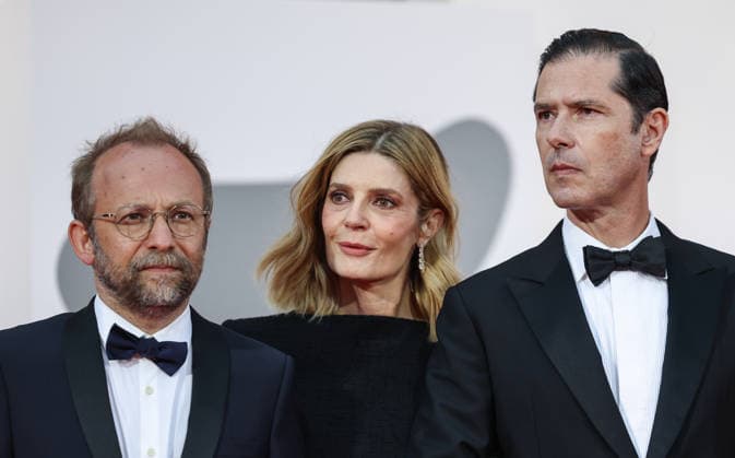(260910) -- VENICE, Sept. 10, 2026 -- French director Nicolas Pariser (L), French actress Chiara Mastroianni (C) and French actor Melvil Poupaud of the film One Minute To Midnight pose at the red carpet before the premiere of the film during the 83rd Venice International Film Festival in Venice, Italy, Sept. 10, 2026. ) ITALY-VENICE-FILM FESTIVAL-ONE MINUTE TO MIDNIGHT-PREMIERE WangxKaiyan 