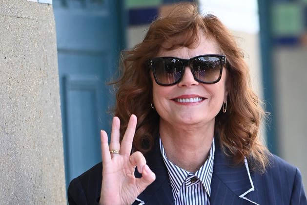 Deauville Susan Sarandon Photocall FC Susan Sarandon poses for the photographers after she unveiled her cabin sign as a tribute for her career along the Promenade des Planches during the 52nd Deauville American Film Festival on September 10, 2026 in Deauville, France. Photo by Franck Castel ABACAPRESS.COM Deauville  Copyright: xCastelxFranck ABACAx