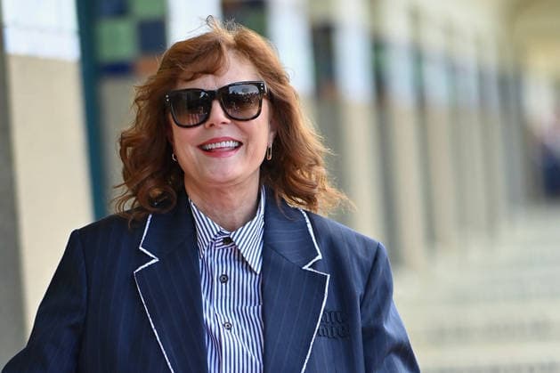 Deauville Susan Sarandon Photocall FC Susan Sarandon poses for the photographers after she unveiled her cabin sign as a tribute for her career along the Promenade des Planches during the 52nd Deauville American Film Festival on September 10, 2026 in Deauville, France. Photo by Franck Castel ABACAPRESS.COM Deauville  Copyright: xCastelxFranck ABACAx