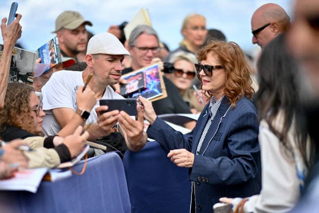 Deauville Susan Sarandon Photocall FC Susan Sarandon poses for the photographers after she unveiled her cabin sign as a tribute for her career along the Promenade des Planches during the 52nd Deauville American Film Festival on September 10, 2026 in Deauville, France. Photo by Franck Castel ABACAPRESS.COM Deauville  Copyright: xCastelxFranck ABACAx