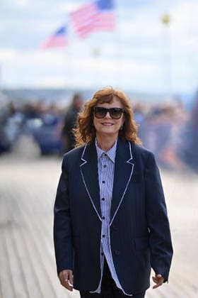 Deauville Susan Sarandon Photocall FC Susan Sarandon poses for the photographers after she unveiled her cabin sign as a tribute for her career along the Promenade des Planches during the 52nd Deauville American Film Festival on September 10, 2026 in Deauville, France. Photo by Franck Castel ABACAPRESS.COM Deauville  Copyright: xCastelxFranck ABACAx