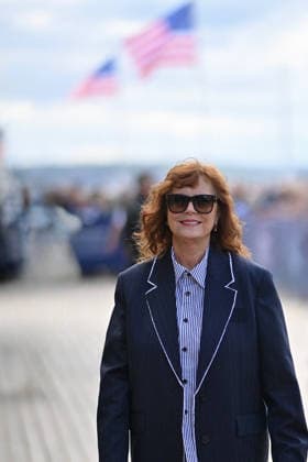 Deauville Susan Sarandon Photocall FC Susan Sarandon poses for the photographers after she unveiled her cabin sign as a tribute for her career along the Promenade des Planches during the 52nd Deauville American Film Festival on September 10, 2026 in Deauville, France. Photo by Franck Castel ABACAPRESS.COM Deauville  Copyright: xCastelxFranck ABACAx