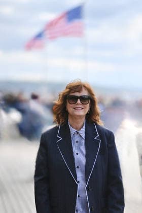 Deauville Susan Sarandon Photocall FC Susan Sarandon poses for the photographers after she unveiled her cabin sign as a tribute for her career along the Promenade des Planches during the 52nd Deauville American Film Festival on September 10, 2026 in Deauville, France. Photo by Franck Castel ABACAPRESS.COM Deauville  Copyright: xCastelxFranck ABACAx