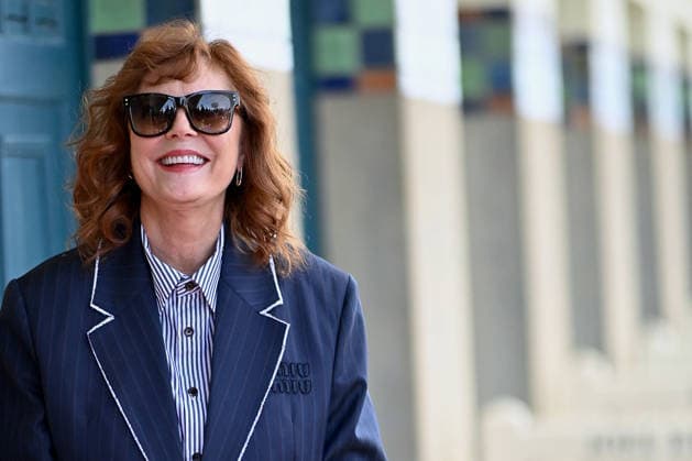 Deauville Susan Sarandon Photocall FC Susan Sarandon poses for the photographers after she unveiled her cabin sign as a tribute for her career along the Promenade des Planches during the 52nd Deauville American Film Festival on September 10, 2026 in Deauville, France. Photo by Franck Castel ABACAPRESS.COM Deauville  Copyright: xCastelxFranck ABACAx