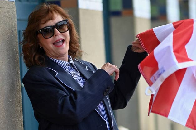 Deauville Susan Sarandon Photocall FC Susan Sarandon poses for the photographers after she unveiled her cabin sign as a tribute for her career along the Promenade des Planches during the 52nd Deauville American Film Festival on September 10, 2026 in Deauville, France. Photo by Franck Castel ABACAPRESS.COM Deauville  Copyright: xCastelxFranck ABACAx