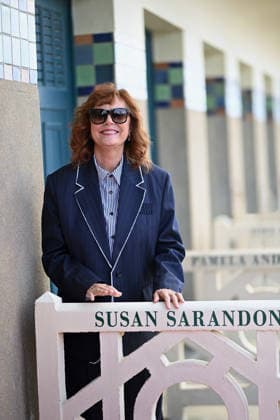 Deauville Susan Sarandon Photocall FC Susan Sarandon poses for the photographers after she unveiled her cabin sign as a tribute for her career along the Promenade des Planches during the 52nd Deauville American Film Festival on September 10, 2026 in Deauville, France. Photo by Franck Castel ABACAPRESS.COM Deauville  Copyright: xCastelxFranck ABACAx