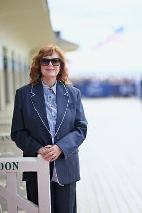 Deauville Susan Sarandon Photocall FC Susan Sarandon poses for the photographers after she unveiled her cabin sign as a tribute for her career along the Promenade des Planches during the 52nd Deauville American Film Festival on September 10, 2026 in Deauville, France. Photo by Franck Castel ABACAPRESS.COM Deauville  Copyright: xCastelxFranck ABACAx