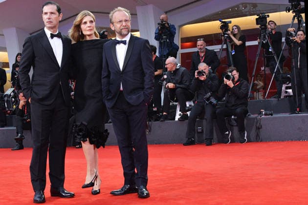 83rd Venice Film Festival UN PEU AVANT MINUIT Premiere Melvil Poupaud, Chiara Mastroianni, and Nicolas Pariser await the screening of *Un Peu Avant Minuit*. Photos by Thomas Bohlen Starface 459571 2026 09 10 Venice, Italy  Copyright: xThomasxBohlenx STAR_459571_022