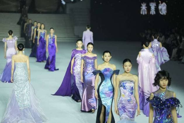 BEIJING, CHINA - SEPTEMBER 10: The closing ceremony of the 2026 China International Fashion Week Autumn Session takes place at the Beijing Exhibition Center on September 10, 2026 in Beijing, China. Media personality Yang Lan delivers a keynote speech interpreting the contemporary expression of Eastern aesthetics during the event.  Copyright: xBeijingxYouthxDailyx 111665679176