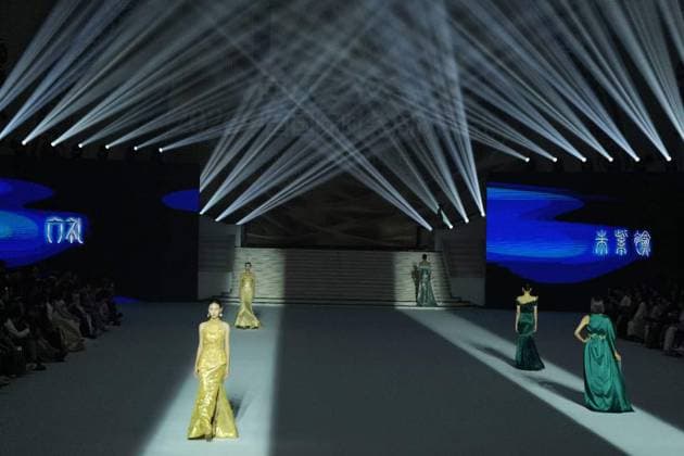 BEIJING, CHINA - SEPTEMBER 10: Models present designs during the closing show of the 2026 China International Fashion Week (Autumn) at the Beijing Exhibition Center on September 10, 2026 in Beijing, China. The event featured presentations by brands Liuli and Ziziyu and included a thematic sharing session by media personality Yang Lan. The fashion week gathered over 220 brands from more than 10 countries including China, France, the United States, Russia and Colombia, presenting over 100 fashion releases, high-end dialogues and business matching activities.  Copyright: xBeijingxYouthxDailyx 111665679178