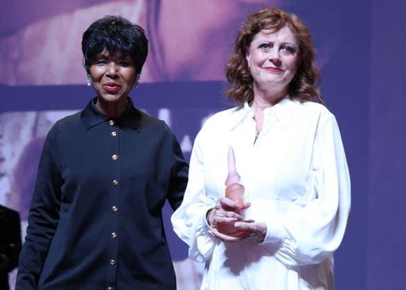 Susan Sarandon receives a Deauville Icon Award from Euzhan Palcy on stage during the 52nd Deauville American Film Festival on September 10, 2026. Denis Guignebourg, Bestimage. Susan Sarandon awaits the Deauville Icon Award Ceremony at the 52nd Deauville American Film Festival on September 10, 2026, in Deauville, France. Deauville, France  Copyright: xDenisxGuignebourgx xBestimagexDenisxGuignebourgx xBestimagex