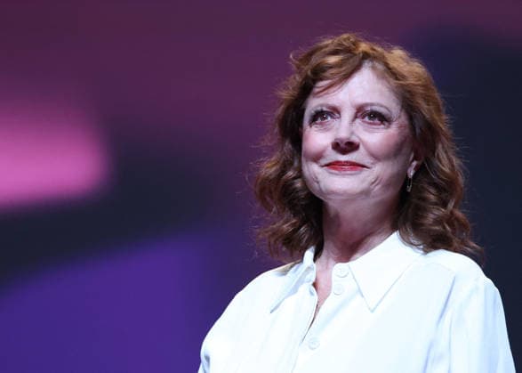 Susan Sarandon receives a Deauville Icon Award on stage during the 52nd Deauville American Film Festival on September 10, 2026. Denis Guignebourg, Bestimage. Susan Sarandon attends the Deauville Icon Award Ceremony at the 52nd Deauville American Film Festival on September 10, 2026, in Deauville, France. Deauville, France  Copyright: xDenisxGuignebourgx xBestimagexDenisxGuignebourgx xBestimagex