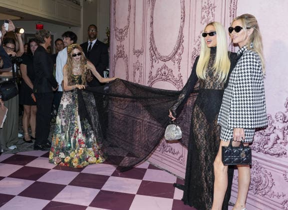 Alice and Olivia presentation during New York Fashion Week Spring Summer 2027 Featuring: Paris Hilton, Stacy Bendet, Nicki Hilton Where: New York, New York, United States When: 10 Sep 2026 Credit: Jennifer Graylock INSTARimages EDITORIAL USE ONLY. NOT FOR USE BY NEWSPAPERS BASED IN THE UK. Copyright: xx instar56007971