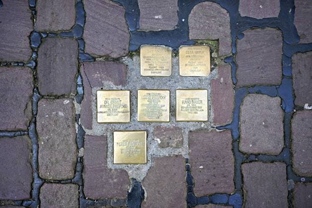 Mehrere Stolpersteine sind in das Kopfsteinpflaster einer Straße in Freiburg im Breisgau eingelassen. Die Messingtafeln erinnern an jüdische Bürgerinnen und Bürger sowie politisch Verfolgte, die während der NS?Zeit entrechtet, verfolgt, zur Flucht gezwungen oder deportiert wurden. Die Steine tragen Namen, Geburtsjahre und Hinweise auf Flucht, Verfolgung oder Überleben. Das Bild dokumentiert ein wichtiges Mahnmal im öffentlichen Raum und bewahrt die Erinnerung an die Schicksale der betroffenen Familien Several stumbling blocks are embedded in the cobblestones of a street in Freiburg im Breisgau. The brass plates are reminiscent of Jewish citizens and politically persecuted people who died during the Nazi period? Time was disenfranchised, Copyright: imageBROKER DieterxStahl ibxiqx18632552.jpg