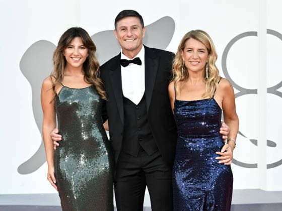 IPA88404294 - Venice, 83rd Venice International Film Festival 2026 - Night 10 - Red carpet for the film *RITORNO A BUENOS AIRES*. Pictured: Javier Zanetti with his daughter Sol and his wife Paola  Copyright: xSimonexComix xPoolxPhotoxEventsx08x IPA88404294
