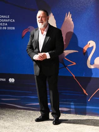 IPA88408685 - Venice International Film Festival 2026 - Night 10 - Red carpet for the film WHAT LOVE BUILDS. Pictured: Russell Crowe  Copyright: xAlbertoxTerenghix xPoolxPhotoxEventsx08x IPA88408685