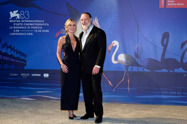 Russell Crowe with his girlfriend Britney Theriot at the premiere of the documentary *What Love Builds* at the 2023 Venice Biennale—the 83rd Venice International Film Festival—in the Sala Darsena, Venice, September 11, 2026 Foto:xA.xM.xTinghinox xFuturexImagex love_6906