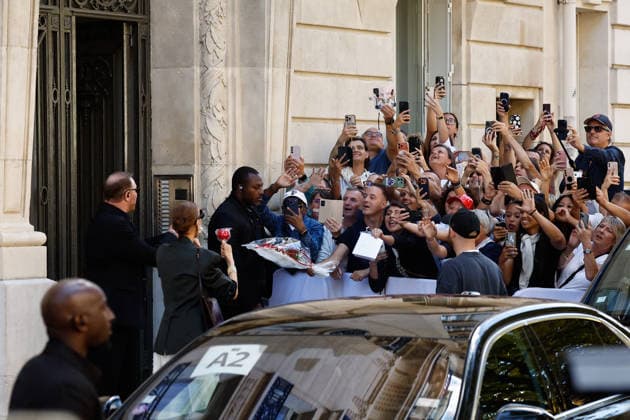 Celine Dion greets her fans as she leaves her hotel before heading to the Plenitude Arena, where she will kick off her Paris concert series on September 12, 2026. Cyril Moreau, Bestimage. Celine Dion greets her fans upon leaving her hotel before heading to the Plenitude Arena, where she will begin her Paris concert series on September 12, 2026, Paris, France  Copyright: xCyrilxMoreaux xBrunoxBebertx xBestimagexCyrilxMoreaux xBrunoxBebertx xBestimagex