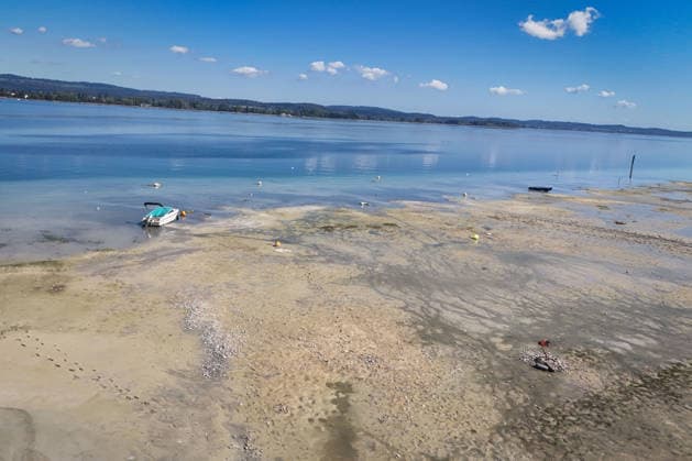 Weather Feature: Amid sunny late-summer weather on Lake Constance, some boats are stranded on dry land due to the low water level. At the same time, Lake Constance shows off its picturesque side—the water shimmers a greenish-blue under the bright sunshine, while the shoreline unfolds beneath an almost cloudless sky. Shot with a Copyright: x xonw-imagesx