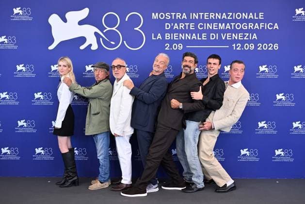 Bilder des Tages Entertainment September 12, 2026, Venice, Rome, Italy: Alma Noce, Paolo Rossi, Silvio Orlando, director Giovanni Veronesi, Pierfrancesco Favino, Francesco Gheghi, and Maurizio Lombardi during the photocall for the film God Laughs, 83rd Venice Film Festival. Venice, September 12, 2026 Venice Italy  - ZUMAa289 20260912_zia_a289_125 Copyright: xMariaxLauraxAntonellix xAgfx