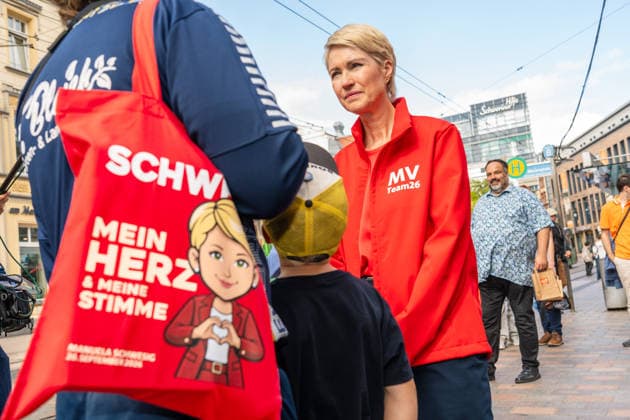 Minister-President Manuela Schwesig, SPD, at the SPD campaign booth on Marienplatz, state elections in Mecklenburg-Western Pomerania, Schwerin, September 12, 2026, Germany, Schwerin, September 12, 2026, Minister-President Manuela Schwesig, SPD, at the SPD campaign booth on Marienplatz, li