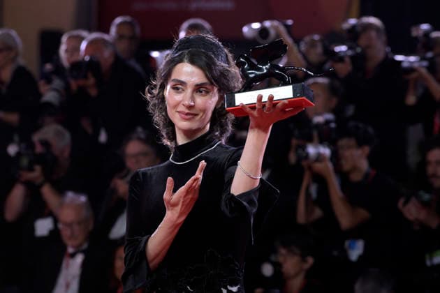 Closing Ceremony of the Venice International Film Festival Actress Laleh Marzban poses with the Best Actress Award from the Orizzonti section for *Falling House* following the closing gala of the Venice International Film Festival on September 11, 2026, in Venice, Italy. The festival, the oldest in the world, celebrated its 83rd edition this year. The international jury, chaired by Maggie Gyllenhaal, presented the Golden Lion for Best Film and the other official awards: the Grand Jury Prize, the Silver Lion for Best Director, Volpi Cups for Best Actress and Best Actor, Best Screenplay Award, Special Jury Prize, and the Marcello Mastroianni Award for Young Performers. SEPTEMBER 12, 2026 VENICE FILM FESTIVAL FILM AWARDS ACTORS ACTRESSES DIRE  Copyright: xRoccoxSpazianix 7770396