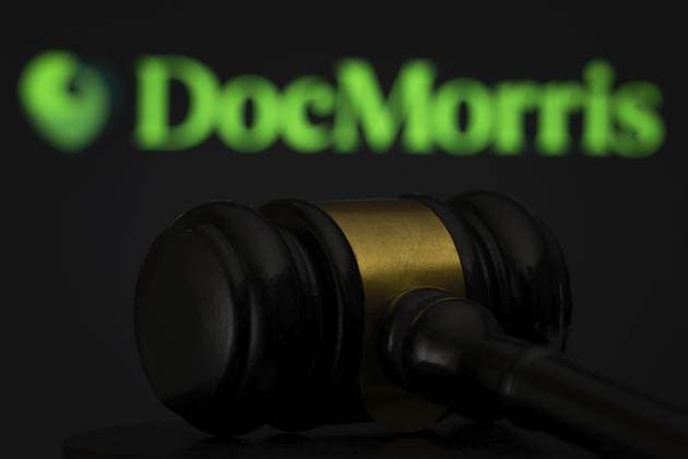 Zürich, Schweiz 23. August 2026: Vor dem DocMorris Logo auf einem Bildschirm ist ein hölzerner Richterhammer zu sehen Zürich, Switzerland - 23 Aug 2026: A wooden judge s gavel is seen in front of the DocMorris logo displayed on a screen Copyright: imageBROKER MojahidxMottakin iblmmo18936103.jpg