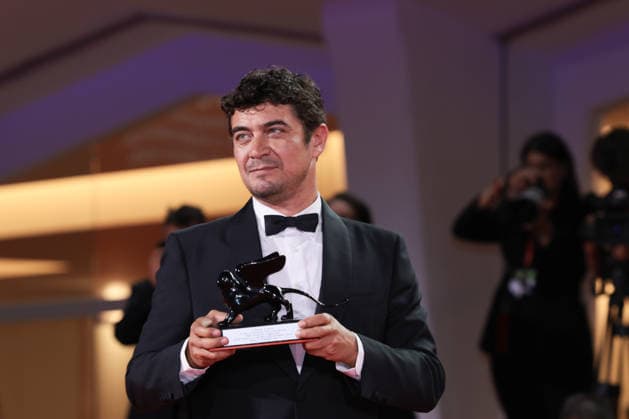 Winners photocall - The 83rd Venice International Film Festival Italian actor Riccardo Scamarcio poses with the Orizzonti Award for Best Actor for his part in I fligli della scimmia (The children of the monkey) during a photocall on the red carpet following the closing ceremony of the 83rd Venice Film Festival at Venice Lido on September 12, 2026  Copyright: xKazukoxWakayamax